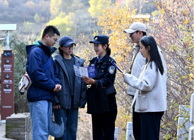 兰州石佛沟的秋日浪漫：不止层林尽染，还有“导游式”民警护你赏秋无忧