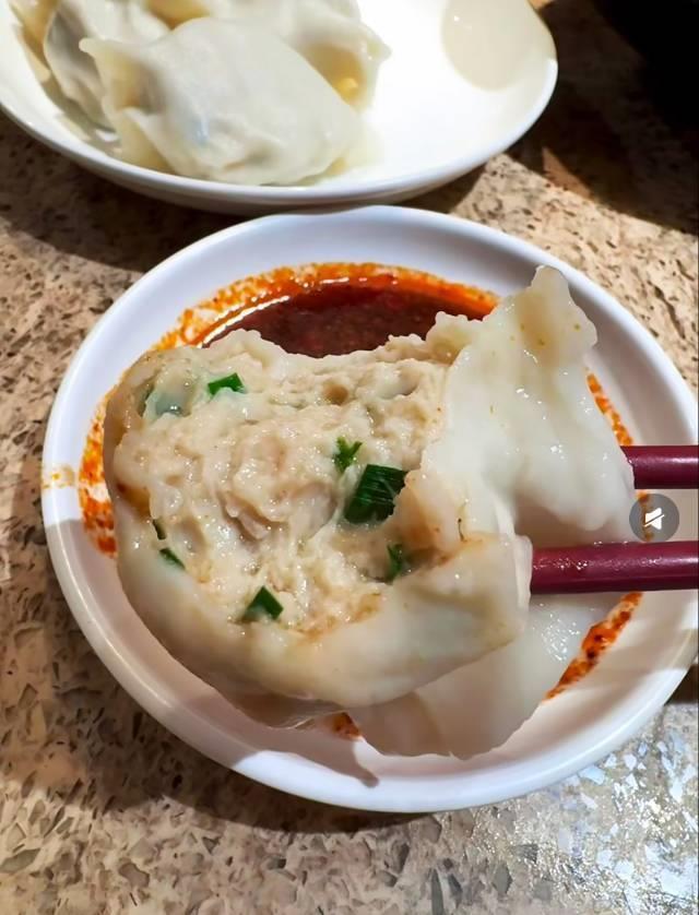 北京一饺子馆排队15000多桌，有网友早8点半抢号晚6点才吃上，二手平台多人卖号，老板：每年冬至都如此