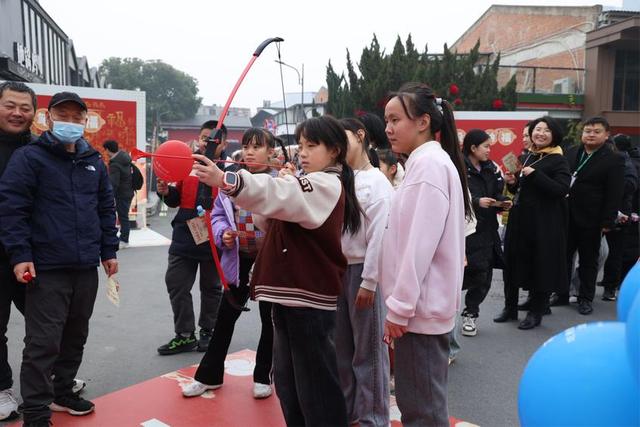 合肥首场迎新市集火热开市！长江180艺术街区解锁冬日潮玩新体验