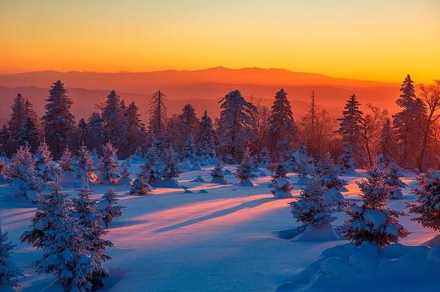 雪岭暮色，一场粉蓝交织的天际幻梦