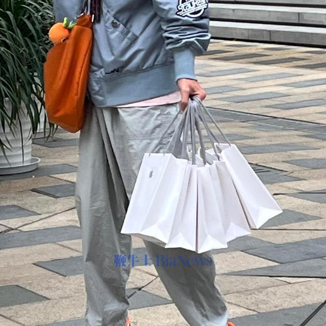 实探iPhone 17系列首发日：三里屯店排长龙