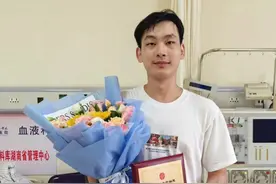 杭州读研小伙突然请假回家，他做的事让老师同学纷纷点赞图片