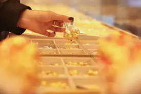 贷款买黄金，一场“借钱蹦极”的危险游戏图片