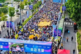 2024江苏泰州马拉松赛激情开跑图片