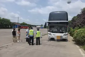 ​客运车辆在高速服务区随意上人  查你没商量图片