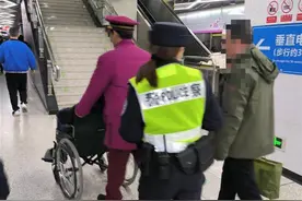 一名女乘客在地铁站台上突然晕倒，民警、辅警及时到场救助图片