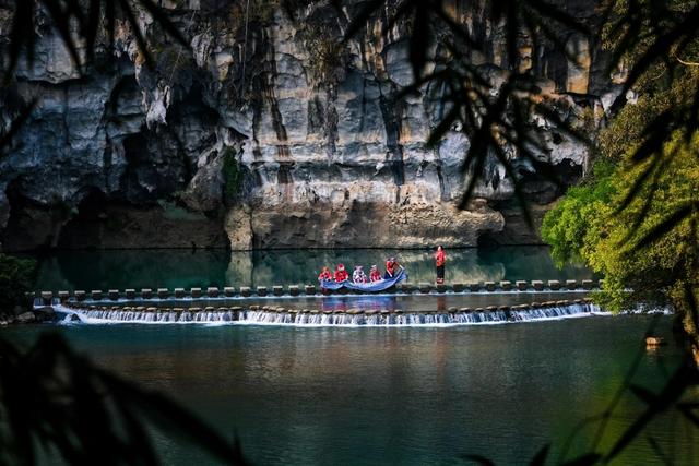 罗甸:冬日暖阳沐景区 游客畅游享闲情