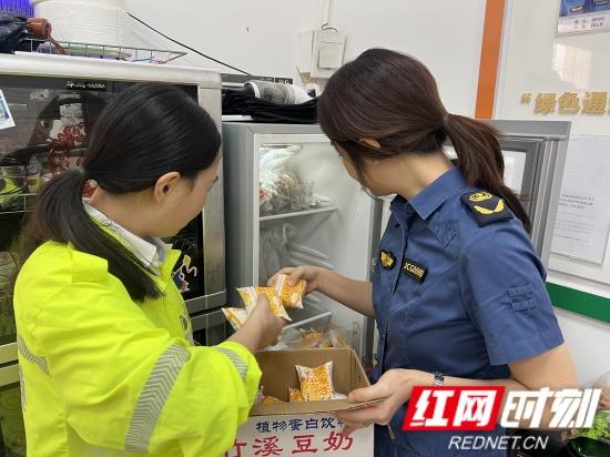 高温下的坚守，张家界收费站的“三重担当”