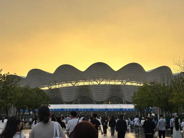 西马的热情点燃的不仅是跑者