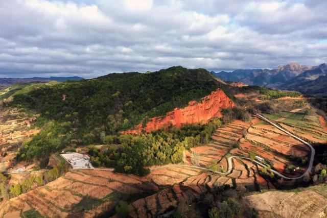 米仓山深处 一崖丹霞红