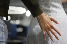 印度男子被指控在飞机上非礼空姐，面临三年监禁图片