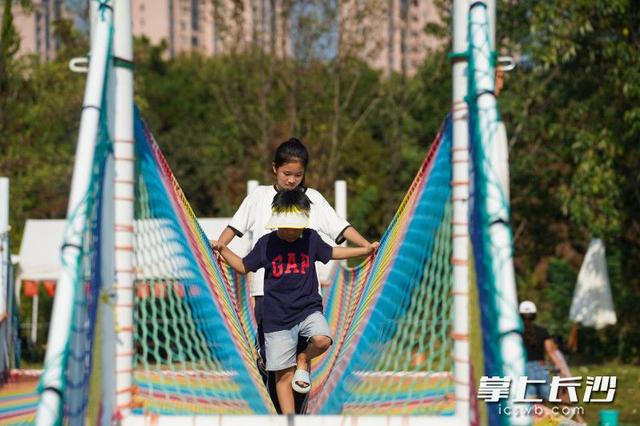 抓鸡摸鱼、彩虹滑道……长沙溪野花田解锁假期遛娃新玩法丨组图