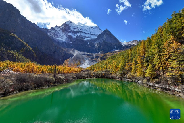 美丽中国丨穿越冰峰 遇见稻城亚丁