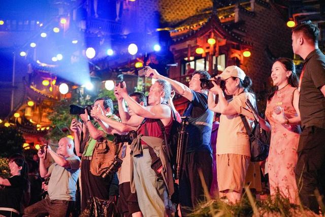 与故宫、长城同台领奖，这座长满了国际游客的古镇拥有怎样的“出海密码”