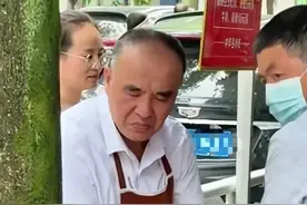 每天扯1000多碗，重庆扯面大爷表情失控引关注，本人发声：现在手都是肿的图片