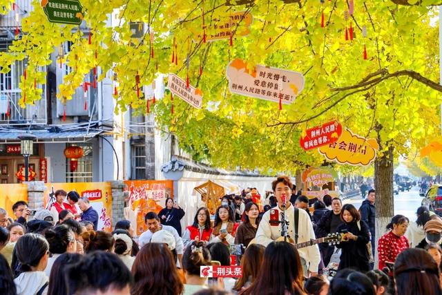 人从众！荆州这条街上“长”满了人……