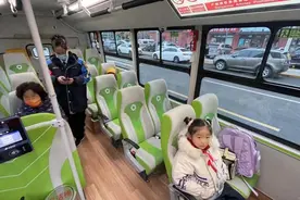 6米通学公交小车开进“窄马路”图片