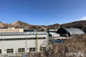 长城调查 | 超矿区范围堆放？陕西一煤矿露天堆放煤矸石污染环境图片