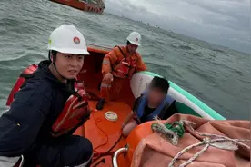 “10岁男孩台风天海上独自漂流5小时后被救”续：3人划桨板出海遇险，另外2人在广东徐闻附近海域被救起图片