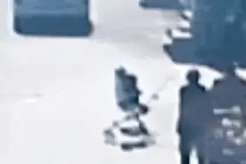 70岁！30秒！婴儿车突然滑进河道，河道保洁员出手救人图片