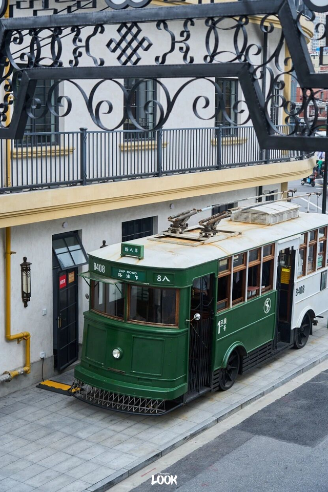 为了一枚金属“小巨蛋”，泰国游客排队打卡！这里才是上海江景天花板