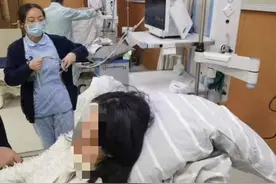 女生被同学抽板凳致骨折不满学校态度，浙江农林大：已积极协调图片