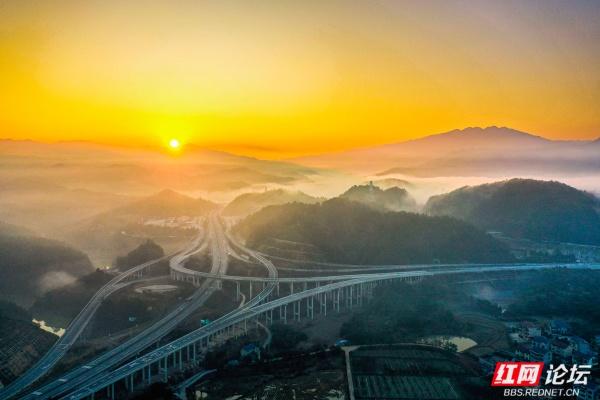 千年苗乡遇现代脉络：靖州晨雾里，文峰塔与高速共嵌云海