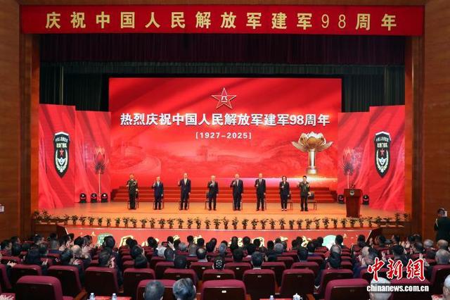 解放军驻澳门部队举行“八一”招待会