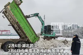 两家渣土车公司出动4台渣土车转运积雪图片