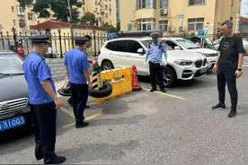 清理地桩地锁 营造有序停车环境图片