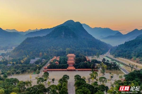 九嶷山：德孝源起处，群峰朝舜来