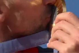 德约科维奇奥运夺金成就“金满贯”，武契奇祝贺：你胸前闪耀的金牌让我们充满自豪！图片