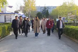 “老师，我真的很喜欢你，你什么时候还会再来？”图片