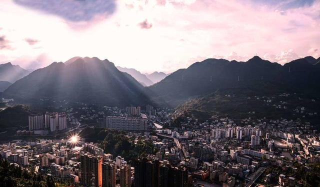 鹤峰：丁达尔光的山间暮色