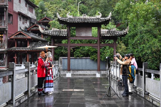 湖南凤凰：特色旅拍丰富旅游体验