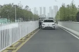 看傻眼！男子为图方便，徒手拆护栏图片