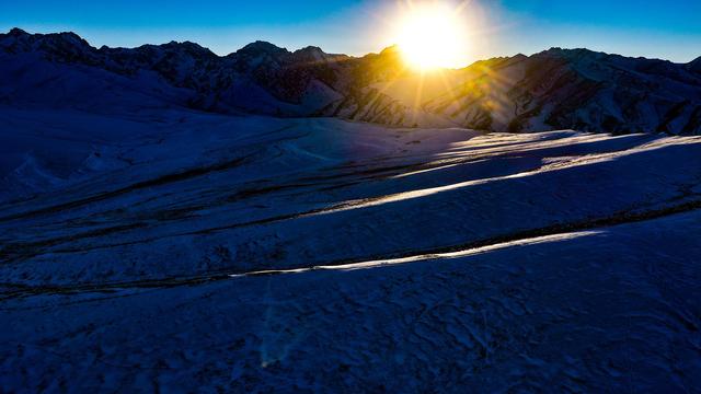 在黑山草原，邂逅淡蓝雪影与鎏金峰顶的浪漫