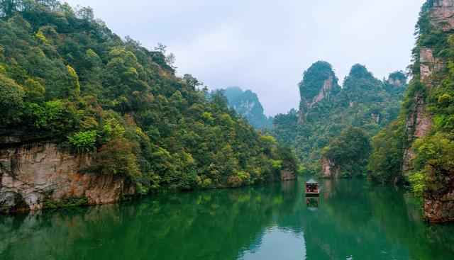 秋染宝峰湖 山水斑斓绘就张家界秋日生态胜景