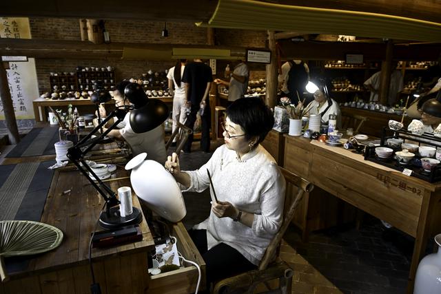 中国千年瓷都展现年轻新潮姿态