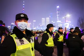 2024年元旦零时，6.5万余游客外滩跨年：上海公安高等级勤务护平安图片