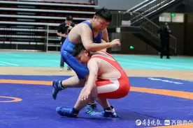 “英派斯杯”青岛市第六届运动会青少年组国际式摔跤比赛热血开赛图片
