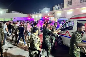 伊拉克婚礼上放烟花引发火灾，百余人死亡，新郎新娘均遇难图片
