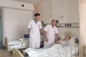 突破高龄“禁区” 武汉医生成功为93岁老人切除大肠肿瘤图片