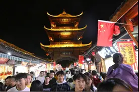 古楼抛绣球，嘉陵月光游，四川阆中夜游经济引爆国庆大假游图片
