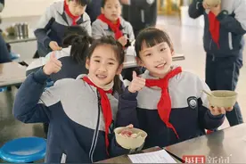 冬至，小学生到食堂上“包饺子”课图片