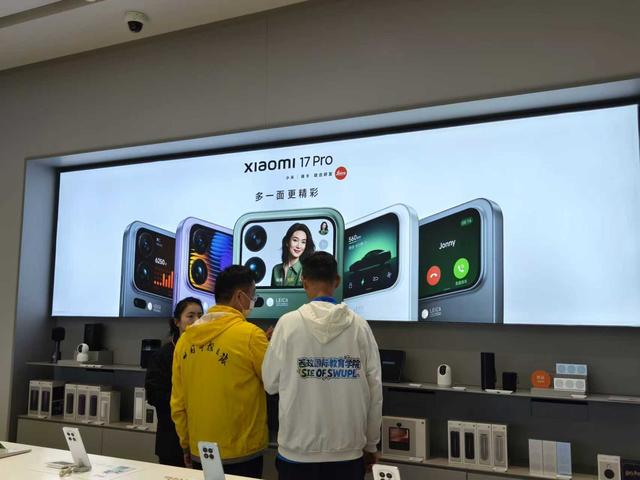 抢首发、卷价格，国产手机上演“十月围城”