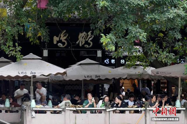 国庆假期游客体验成都“巴适”生活