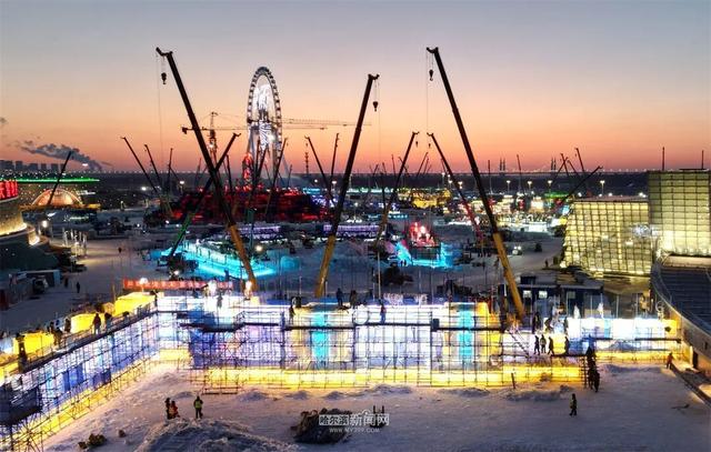 施工正酣！冰雪大世界超级冰滑梯初显“长城”雄姿