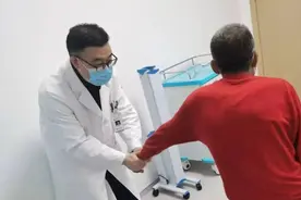 67岁大爷肩膀疼痛，右肩是肩周炎，左肩竟是肩袖损伤？医生提醒：肩痛不一定都是肩周炎图片