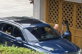 官方回应“寺庙和尚开豪车”：系帮信众开车，当事人和寺庙已报警图片